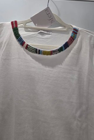 Camiseta Sfera cuello bordado multicolor