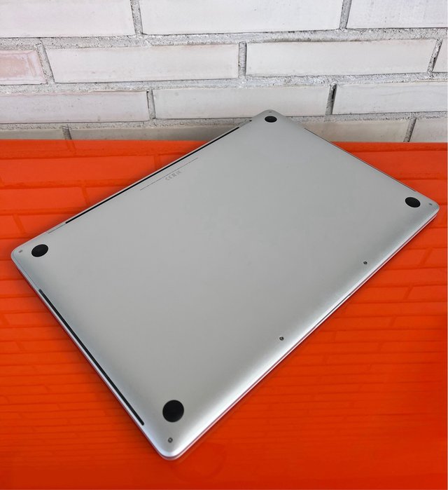 MacBook Pro 16 i7 / 16GB RAM / 512GB SSD