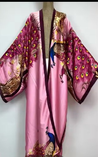 Kimono rosa con estampado de pavo real