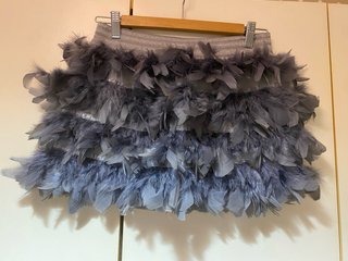 Minifalda de plumas gris