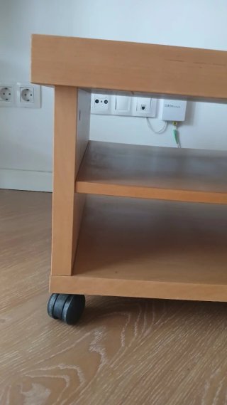 Mesita para TV con ruedas