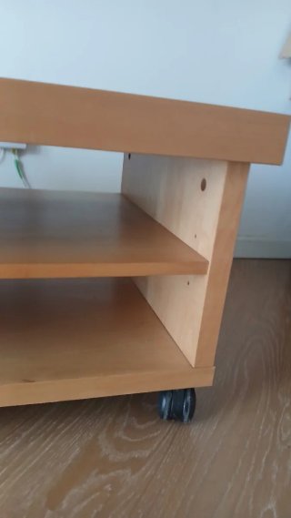Mesita para TV con ruedas