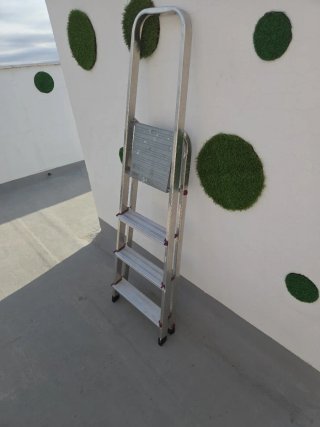 Escalera aluminio 4 peldaños