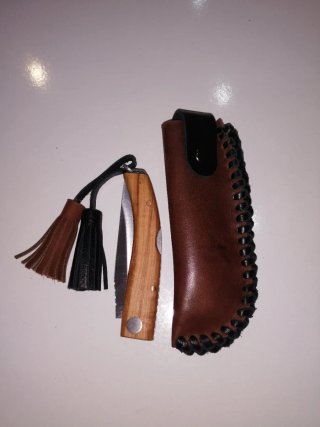Herramienta con Mango de Madera y Funda de Piel