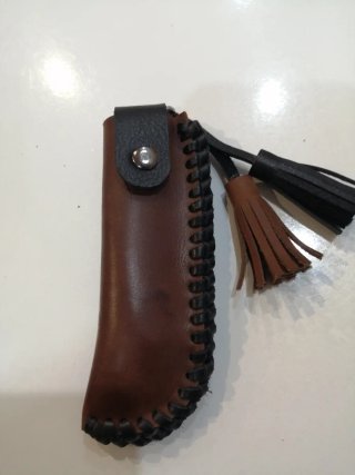 Herramienta con Mango de Madera y Funda de Piel