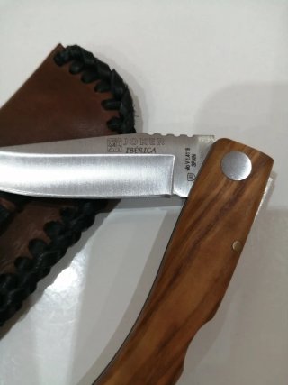 Herramienta con Mango de Madera y Funda de Piel