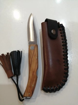 Herramienta con Mango de Madera y Funda de Piel