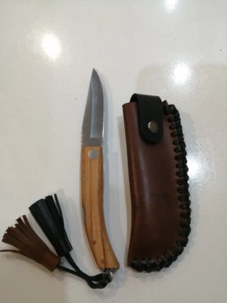 Herramienta con Mango de Madera y Funda de Piel