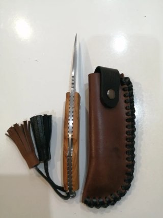 Herramienta con Mango de Madera y Funda de Piel