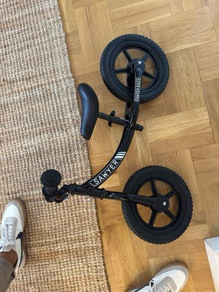 Bicicleta sin pedales Sawyer negra ultraligera
