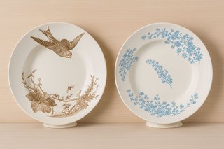 Due antichi piatti profondi in ceramica decorata