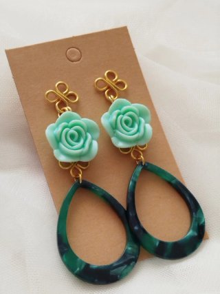 Pendientes flamenca rosas verde y lágrimas resina