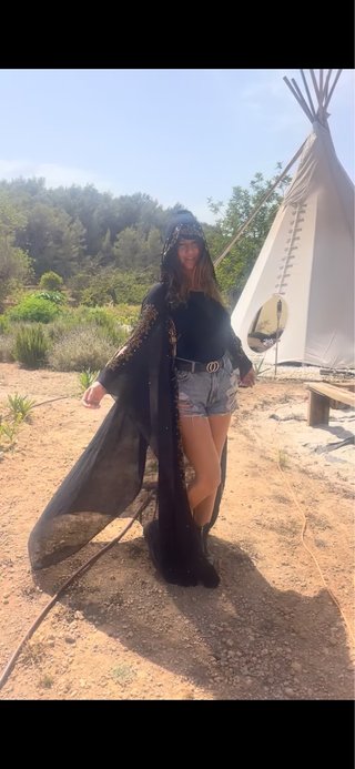 Kimono Negro con Detalles Dorados