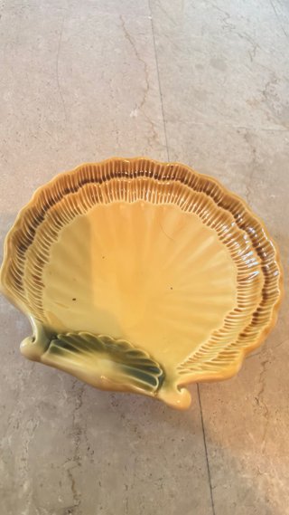 Centrotavola in ceramica a forma di conchiglia