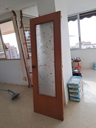 Puerta madera con cristal