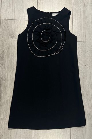 Vestido Negro Zara con Detalle de Flor