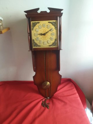 Reloj de péndulo antiguo de madera