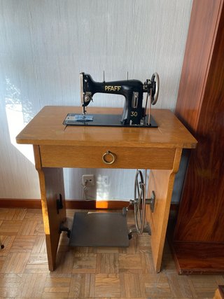 Máquina de coser PFAFF 30 con mueble
