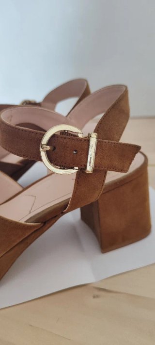 Sandalias de Ante con Tacón Ancho