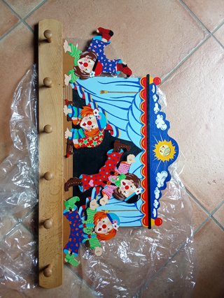 Attaccapanni in legno con decorazione clown