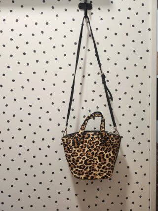 Bolso bandolera piel estampado leopardo.