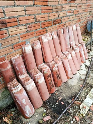 Tejas árabes rojas.