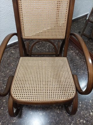 Silla de ratán y madera