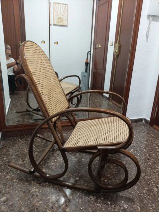 Silla de ratán y madera