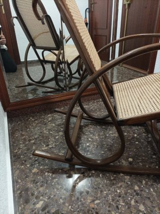 Silla de ratán y madera