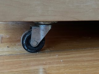 Mueble de TV IKEA de madera con ruedas