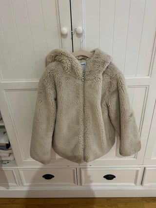 Dos paquetes de ropa de marca