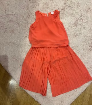 Dos paquetes de ropa de marca