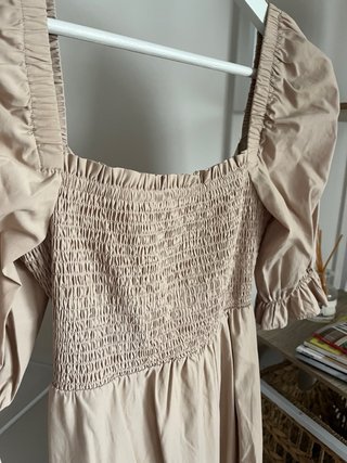 Vestido beige Stradivarius