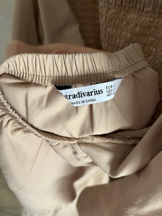 Vestido beige Stradivarius