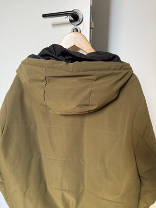 Chaqueta Zara verde impermeable