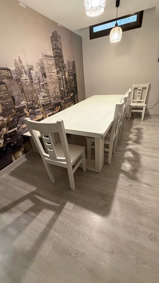 Conjunto de mesa de txoko con sillas y banco