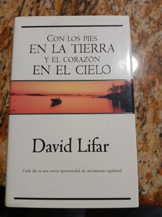 Libro Con los pies en la tierra y el corazón en el