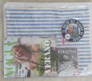 Revista Vogue El Bolso del Verano azul