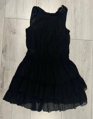 Vestido Negro con Volantes