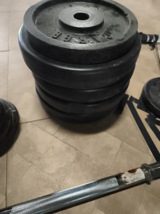 Discos y barra gimnasio