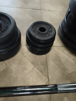 Discos y barra gimnasio