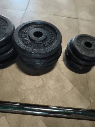 Discos y barra gimnasio