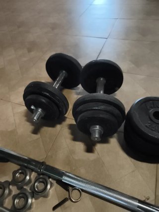 Discos y barra gimnasio
