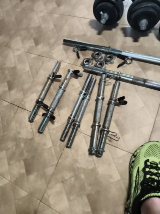 Discos y barra gimnasio
