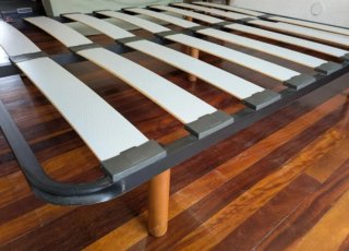 Somier de láminas con estructura metálica
