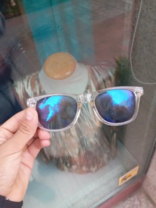 Gafas de sol transparentes con lentes azules