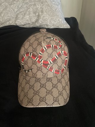 Cappello Gucci con serpente
