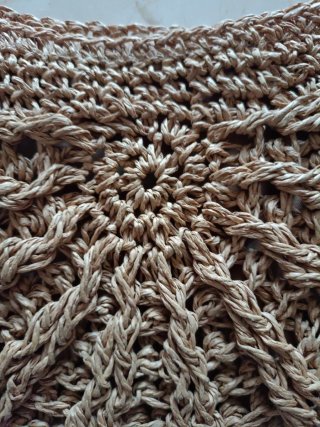 Bolso de fibras naturales tejido