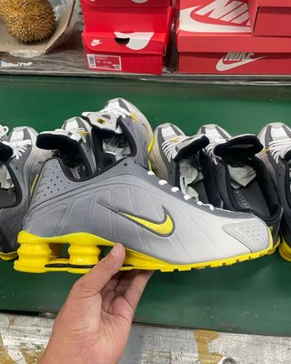 Nike Shox R4 Naranja Negro Talla 42