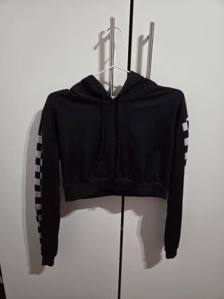 Sudadera Crop Top Negra con Diseño